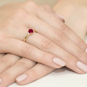 Pierścionek z Granatem 0,50ct i Diamentamii ze złota próby 585. W-0010G
